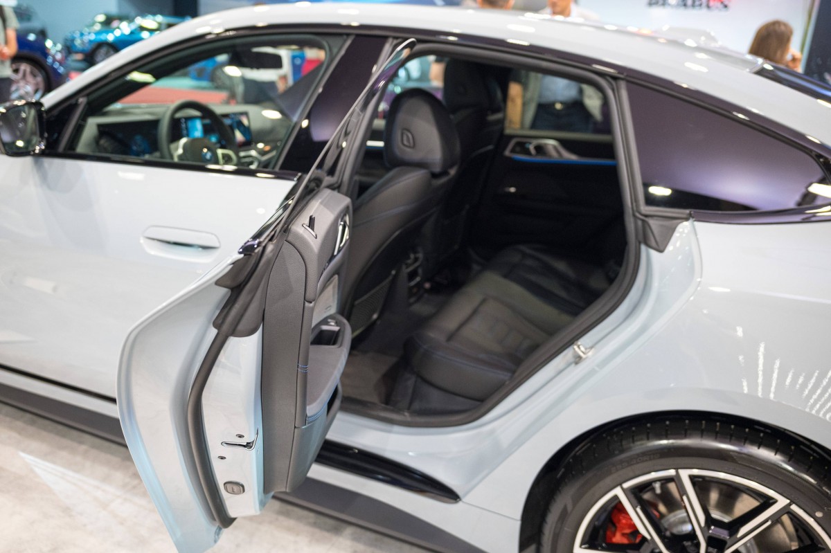 BMW i4 Gran Coupe eDrive35 Fully Charged thumbnail 5