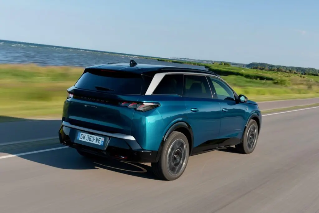 Peugeot E-5008 GT thumbnail 3