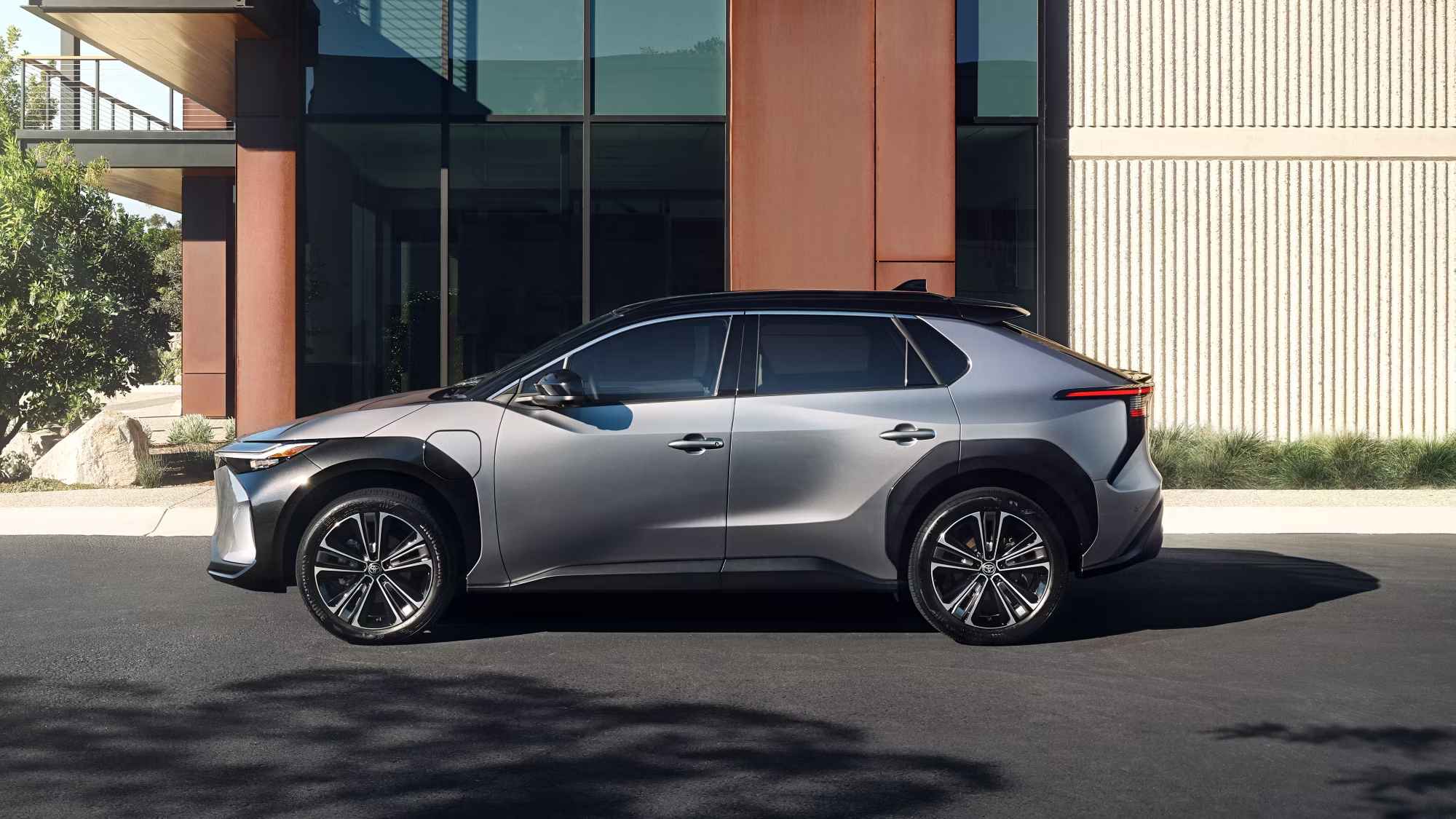 Toyota bZ4X Active Tech thumbnail 3